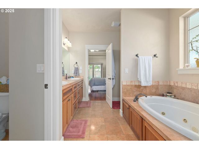 2610 CROWTHER Dr, Eugene, OR 97404