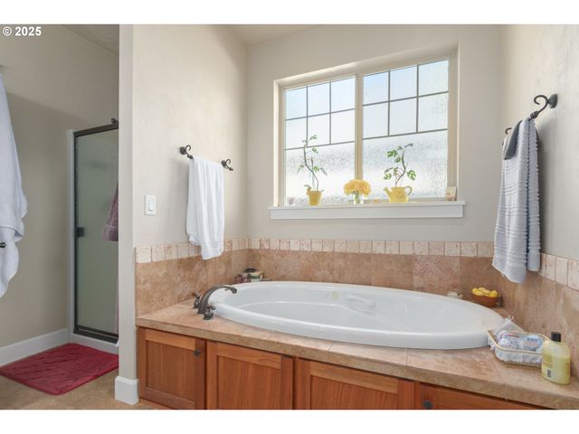 2610 CROWTHER Dr, Eugene, OR 97404