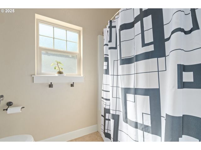 2610 CROWTHER Dr, Eugene, OR 97404