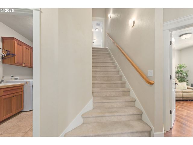 2610 CROWTHER Dr, Eugene, OR 97404