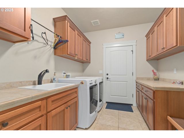 2610 CROWTHER Dr, Eugene, OR 97404