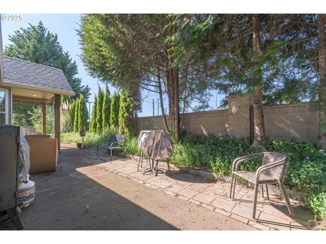 2610 CROWTHER Dr, Eugene, OR 97404