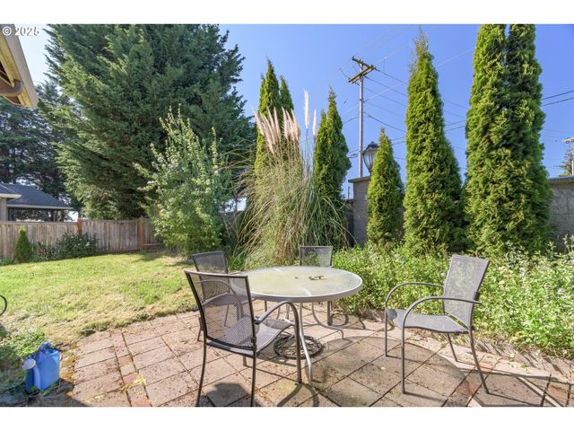 2610 CROWTHER Dr, Eugene, OR 97404