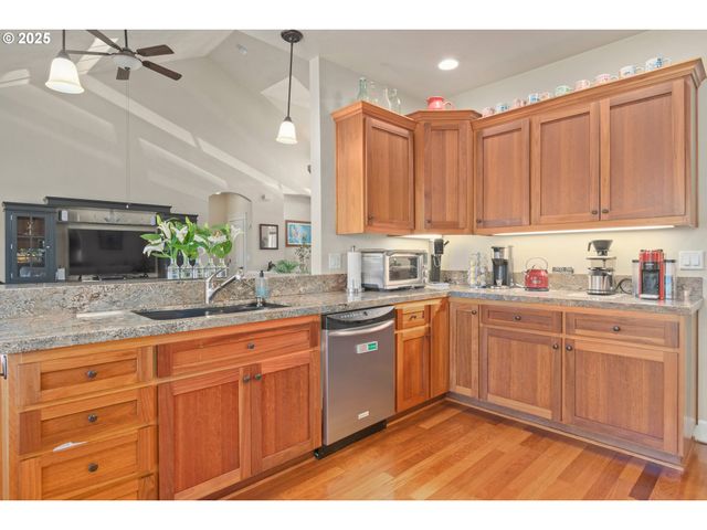 2610 CROWTHER Dr, Eugene, OR 97404