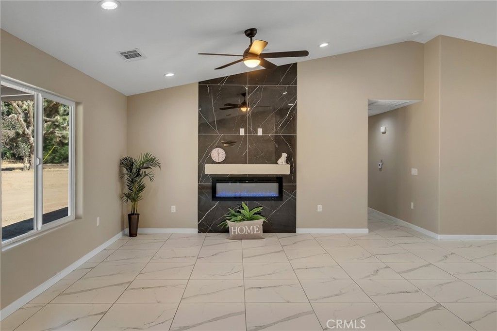 Image 10 of property listing at 15155 Pocahantas Street, Apple Valley, CA 92307