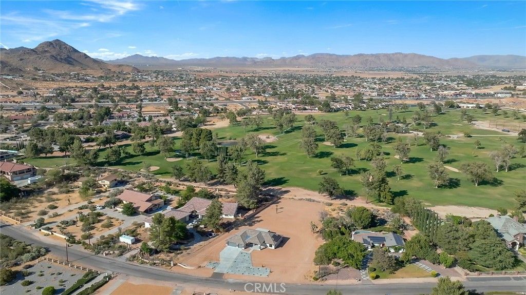 Image 11 of property listing at 15155 Pocahantas Street, Apple Valley, CA 92307