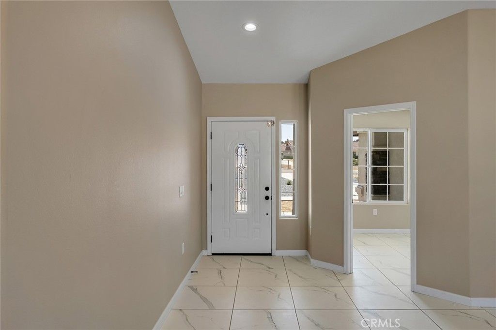 Image 12 of property listing at 15155 Pocahantas Street, Apple Valley, CA 92307