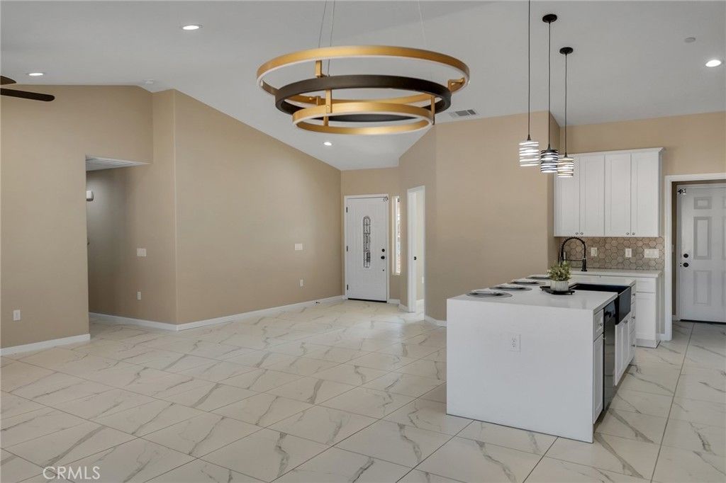 Image 13 of property listing at 15155 Pocahantas Street, Apple Valley, CA 92307