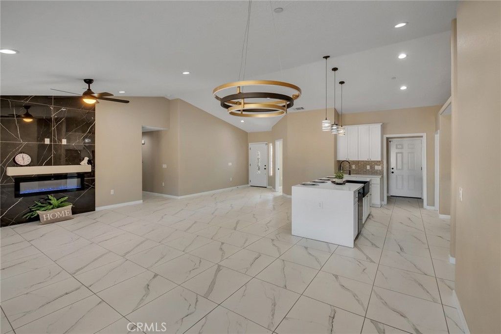 Image 14 of property listing at 15155 Pocahantas Street, Apple Valley, CA 92307
