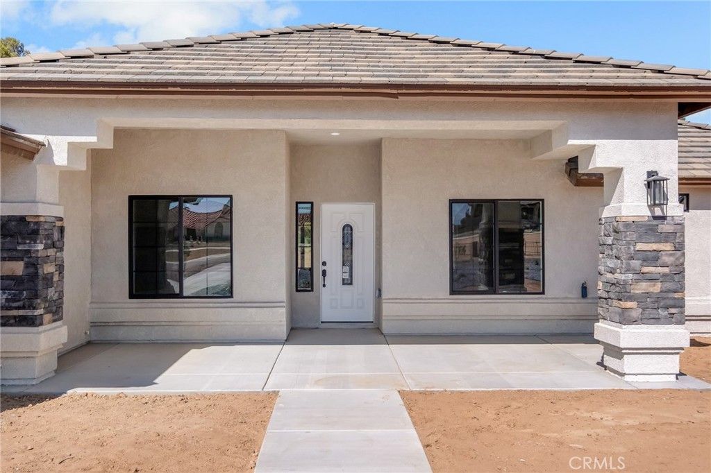 Image 2 of property listing at 15155 Pocahantas Street, Apple Valley, CA 92307