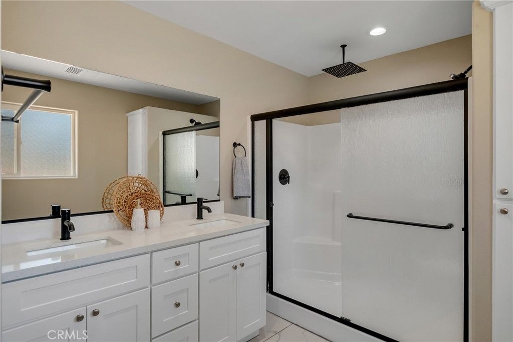 Image 23 of property listing at 15155 Pocahantas Street, Apple Valley, CA 92307