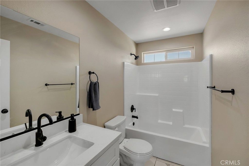 Image 31 of property listing at 15155 Pocahantas Street, Apple Valley, CA 92307