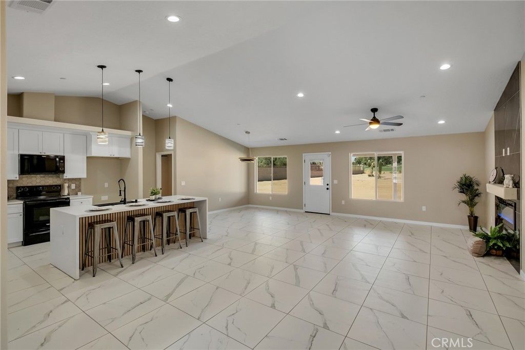 Image 6 of property listing at 15155 Pocahantas Street, Apple Valley, CA 92307