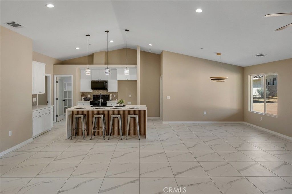 Image 7 of property listing at 15155 Pocahantas Street, Apple Valley, CA 92307