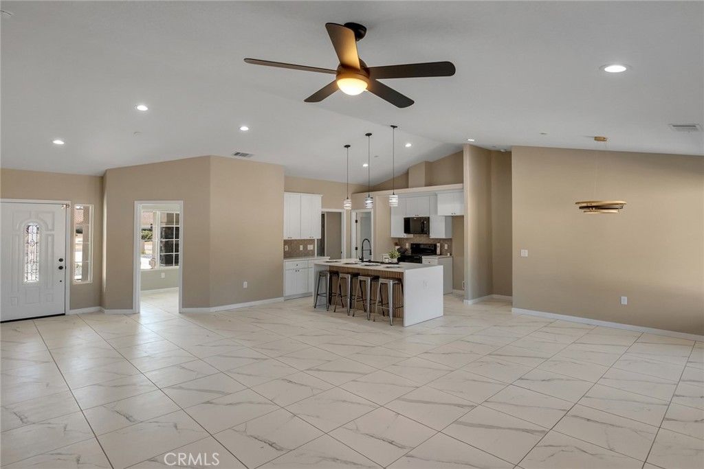 Image 8 of property listing at 15155 Pocahantas Street, Apple Valley, CA 92307
