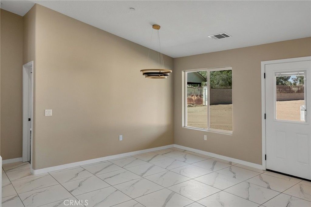 Image 9 of property listing at 15155 Pocahantas Street, Apple Valley, CA 92307