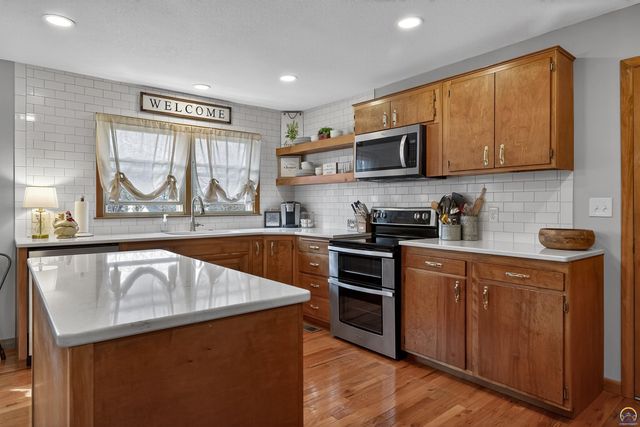 1901 SW Valley Glen RD, Topeka, KS 66615