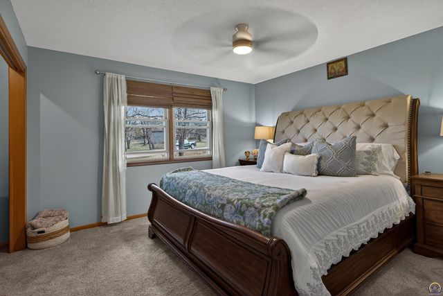 1901 SW Valley Glen RD, Topeka, KS 66615