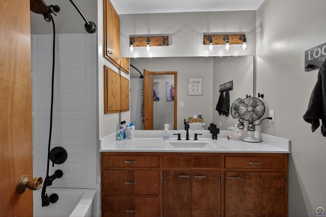 1901 SW Valley Glen RD, Topeka, KS 66615