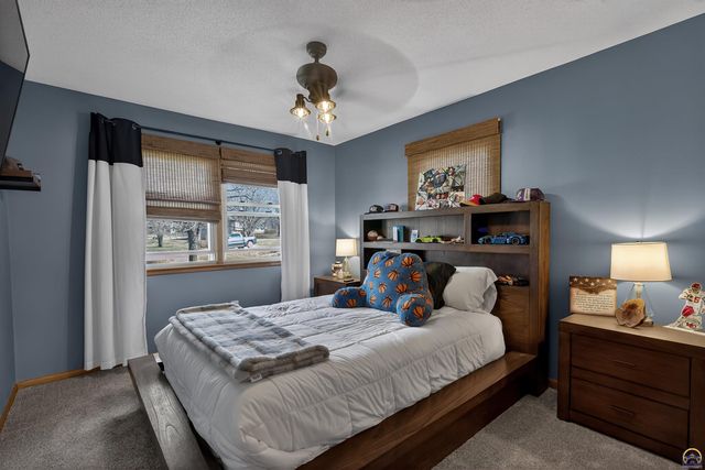 1901 SW Valley Glen RD, Topeka, KS 66615