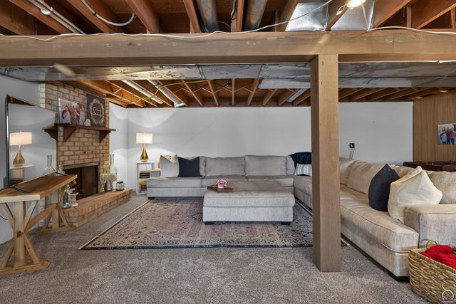 1901 SW Valley Glen RD, Topeka, KS 66615