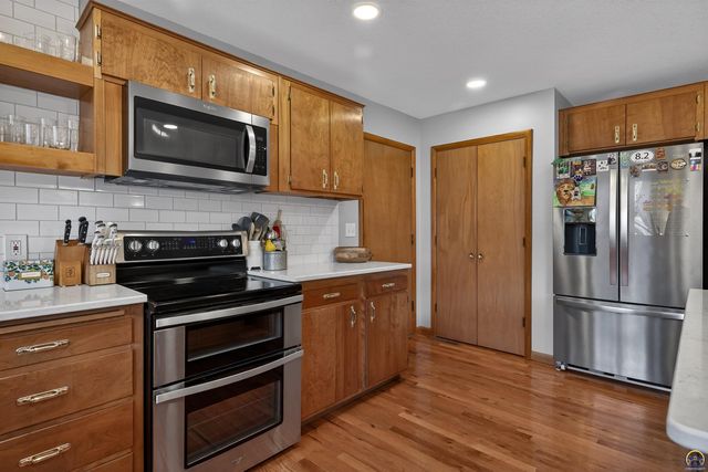 1901 SW Valley Glen RD, Topeka, KS 66615