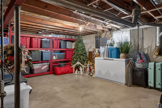 1901 SW Valley Glen RD, Topeka, KS 66615