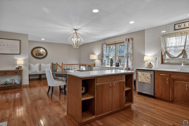 1901 SW Valley Glen RD, Topeka, KS 66615