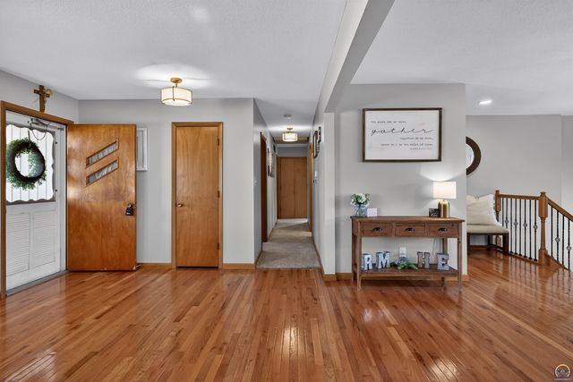 1901 SW Valley Glen RD, Topeka, KS 66615