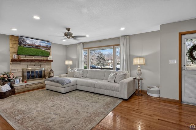 1901 SW Valley Glen RD, Topeka, KS 66615