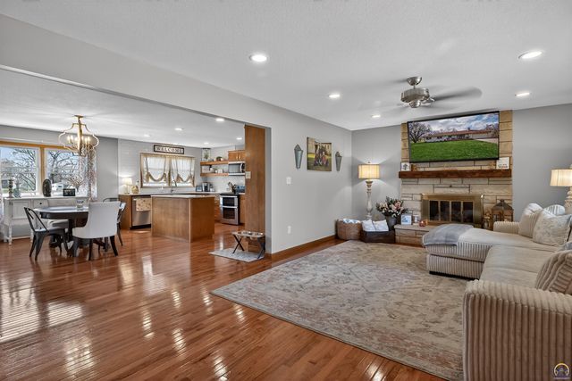 1901 SW Valley Glen RD, Topeka, KS 66615