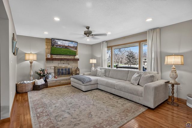 1901 SW Valley Glen RD, Topeka, KS 66615