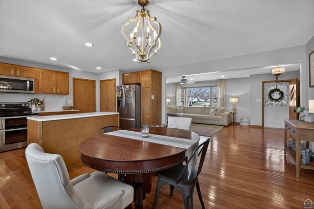 1901 SW Valley Glen RD, Topeka, KS 66615