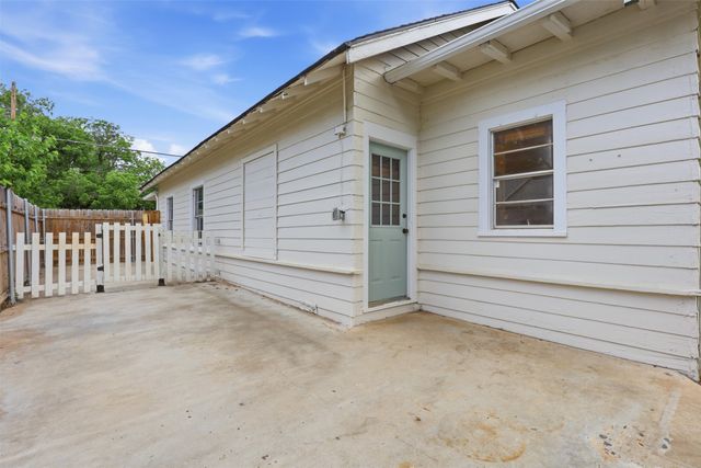 206 S Pendell Avenue, Cleburne, TX 76033