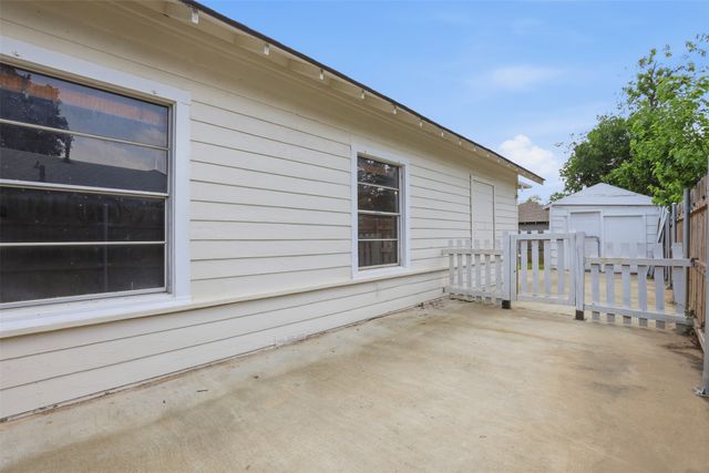 206 S Pendell Avenue, Cleburne, TX 76033