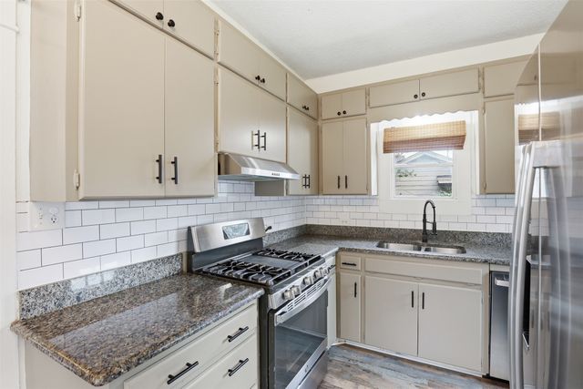 206 S Pendell Avenue, Cleburne, TX 76033