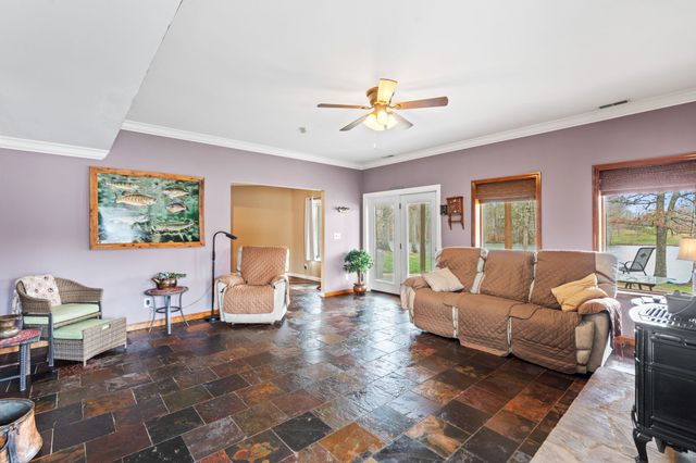 137 Lake Shore Blvd, Coalmont, TN 37313