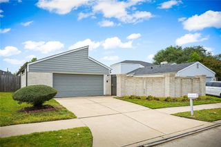 7010 Villa Del Sol Drive, Houston, TX 77083