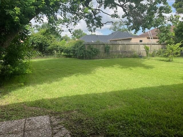 54 Blackgum Court, Lake Jackson, TX 77566