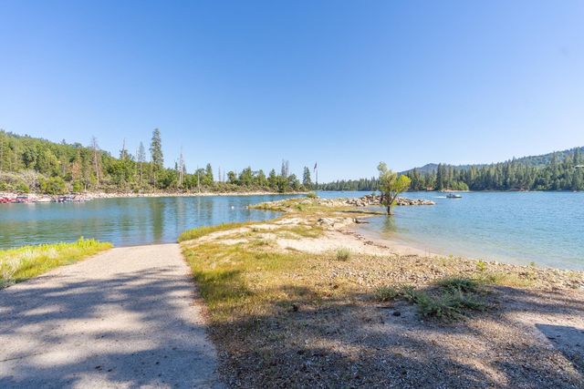 38954 Lake Point Court, Bass Lake, CA 93604