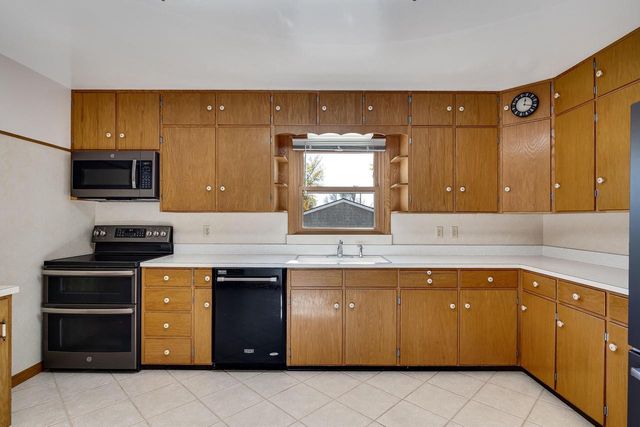 1332 East AVENUE N, Onalaska, WI 54650