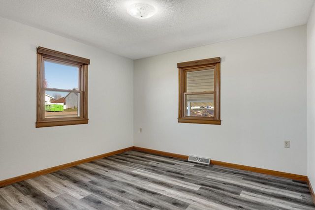 1332 East AVENUE N, Onalaska, WI 54650