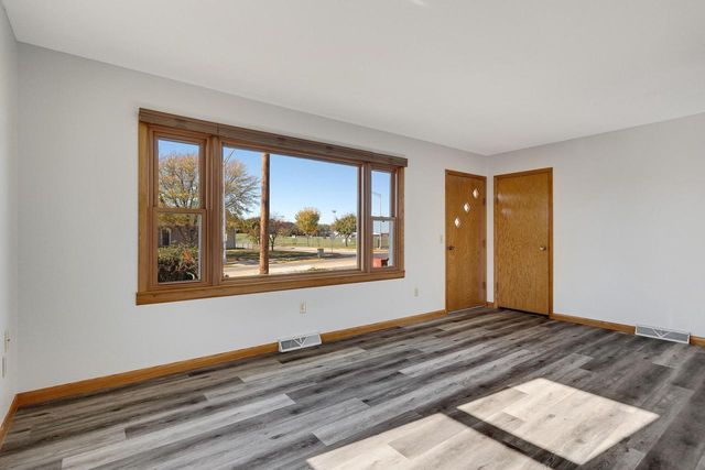 1332 East AVENUE N, Onalaska, WI 54650