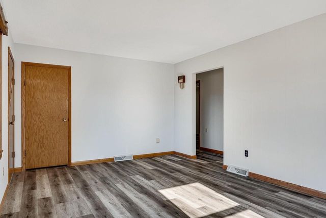 1332 East AVENUE N, Onalaska, WI 54650