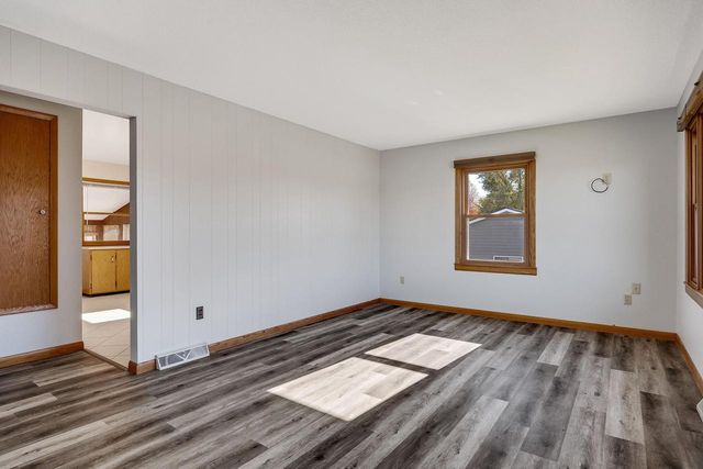 1332 East AVENUE N, Onalaska, WI 54650