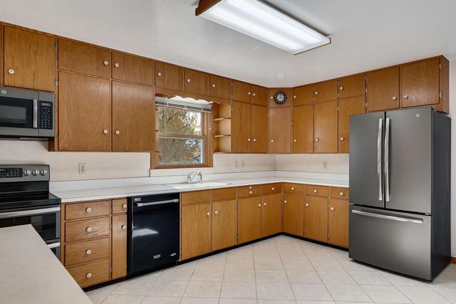 1332 East AVENUE N, Onalaska, WI 54650