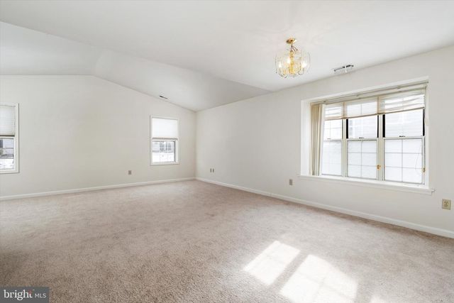 2 FERNWOOD CT, Columbus, NJ 08022