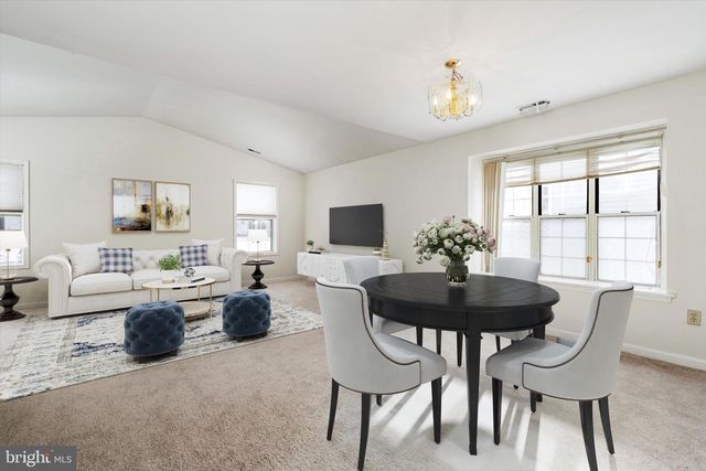 2 FERNWOOD CT, Columbus, NJ 08022