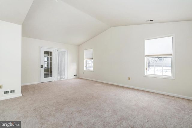 2 FERNWOOD CT, Columbus, NJ 08022