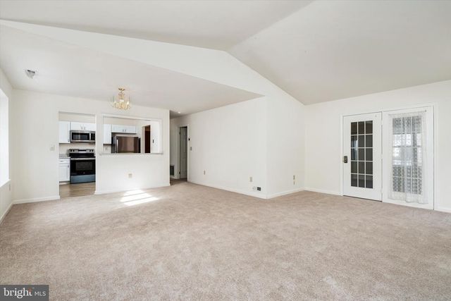 2 FERNWOOD CT, Columbus, NJ 08022